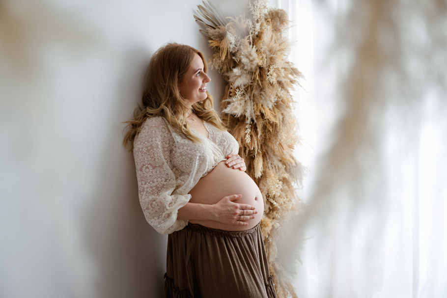 Schwangere Frau im Profil bei einer Babybauchfotografie im Raum Kiel